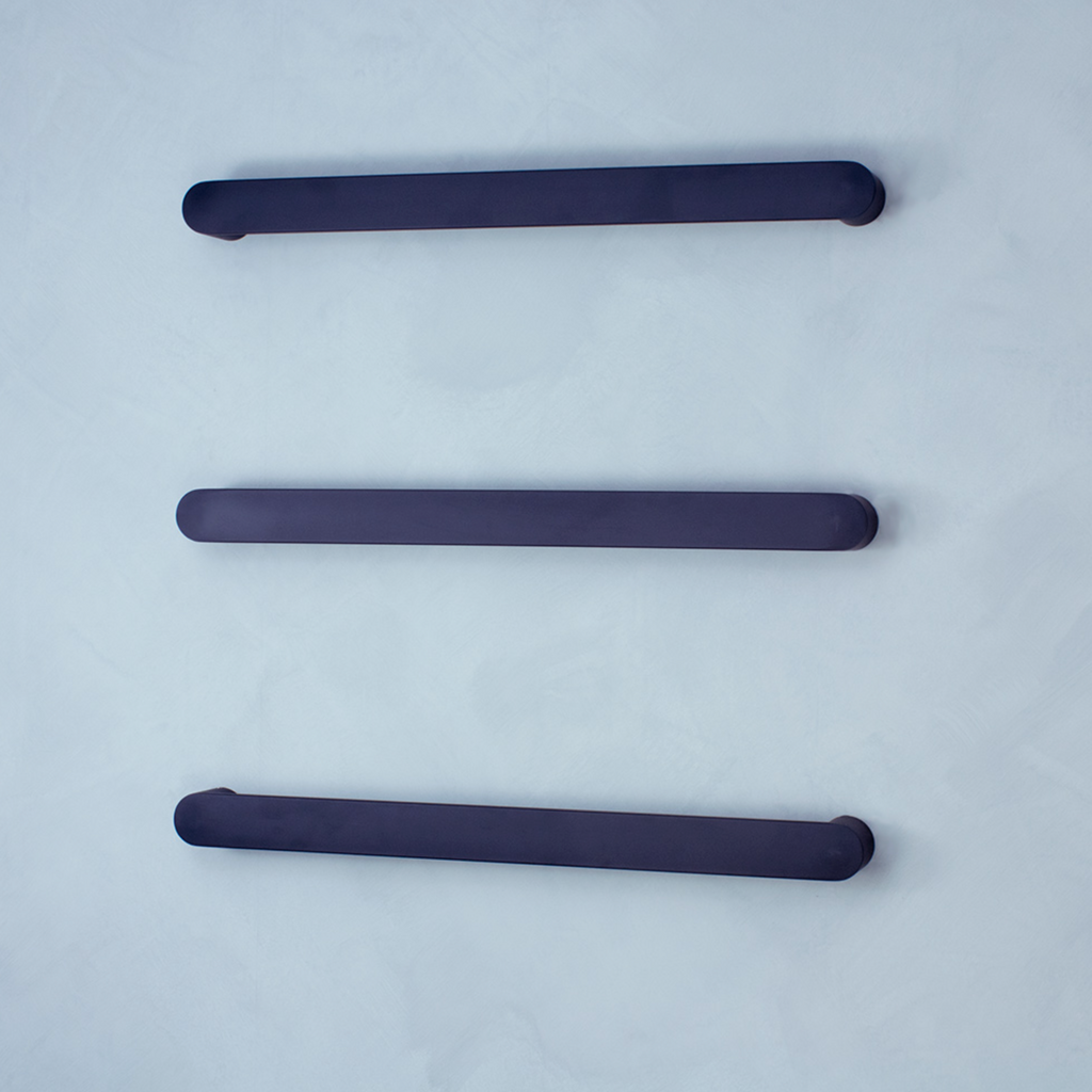 Radiant Heating Curved Single Bar 12V Heated Towel Rail Matte Black 650